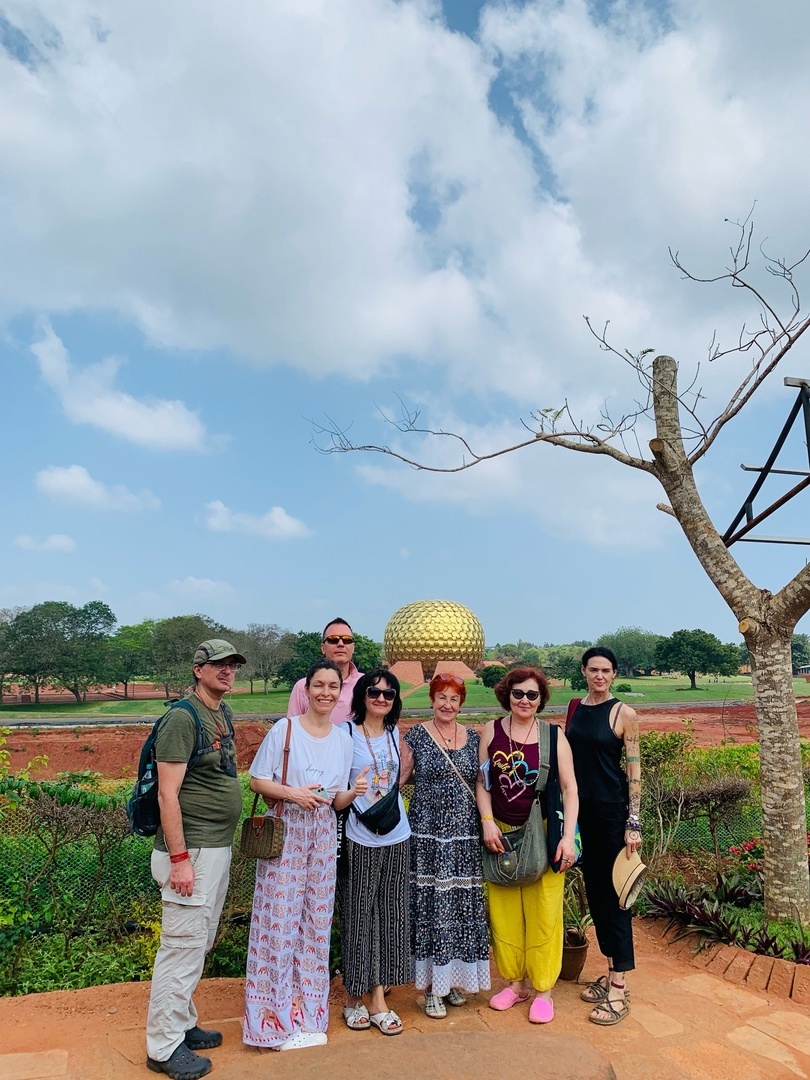 В городе будущего — в Ауровиле. Золотой шар — душа города. Расположен на большом открытом пространстве под названием Мир