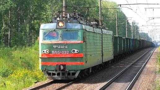 Сдвоенный грузовой поезд под тягой ВЛ15С-032 в голове и ВЛ10У-341 в середине и встречный ВЛ10У-166