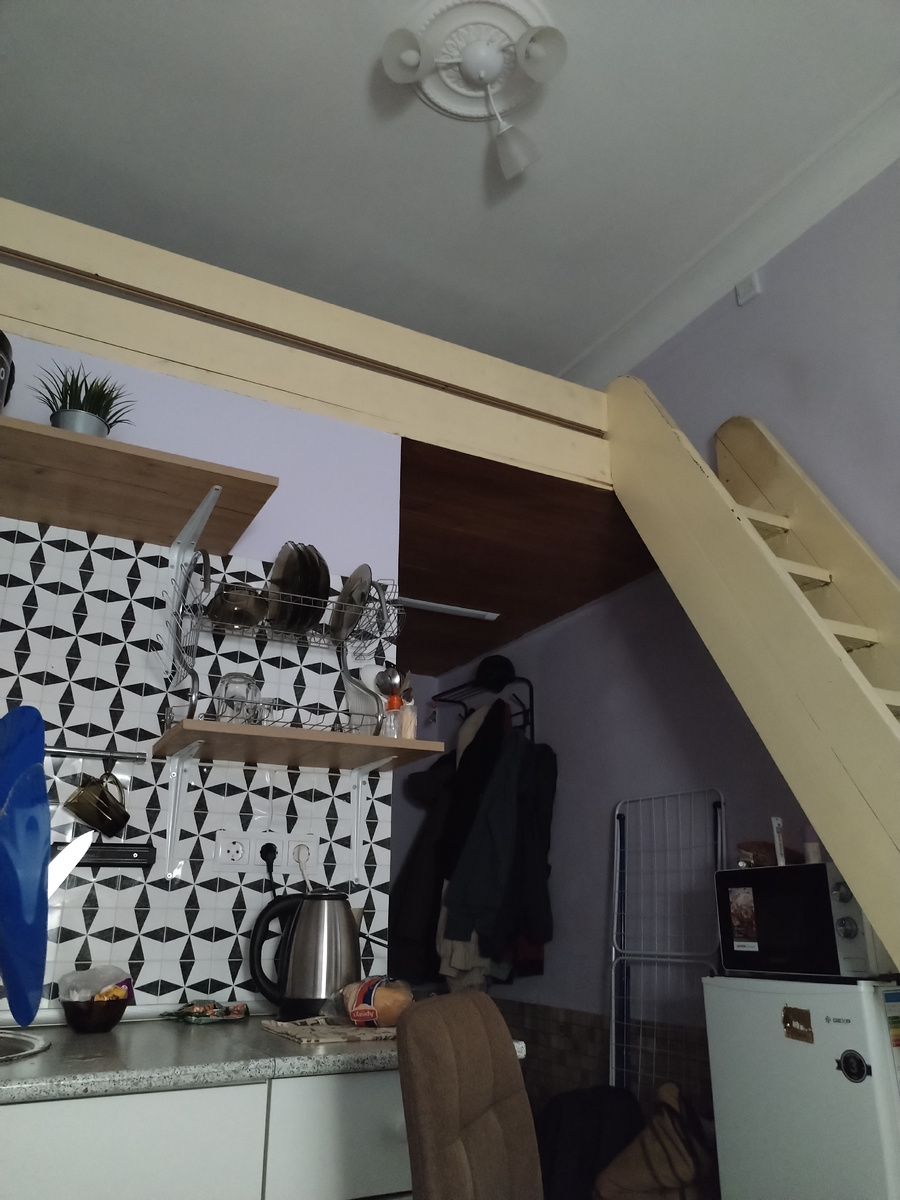 Наш номер, спать будем на полке) внизу у нас собственная кухня, телевизор и диванчик)