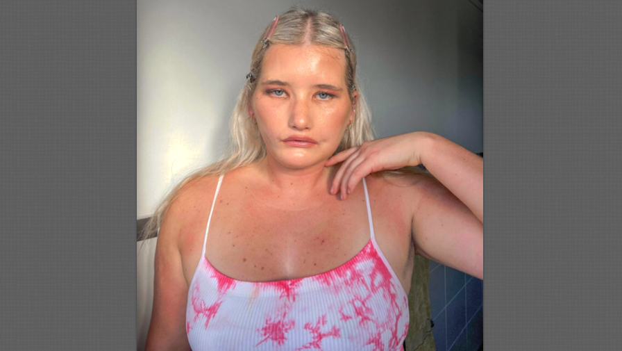 Неоднократно были попытки добровольного ухода из жизни, тяжёлая депрессия, но девушка сумела изменить жизнь в лучшую сторону