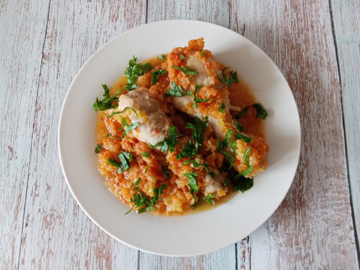 Нежные куриные голени в сочных овощах - что может быть вкуснее.