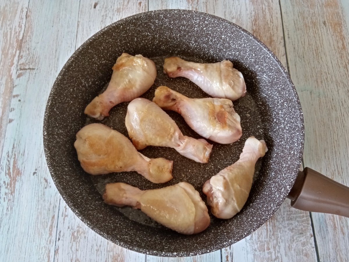Процесс обжаривания курицы можно пропустить.