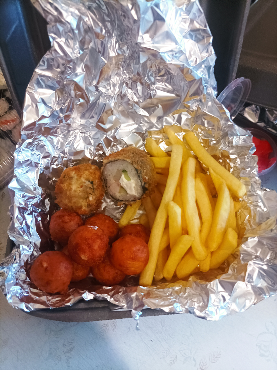 Фри, сырные шарики и жареные роллы 