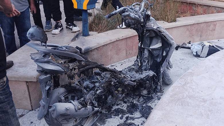    : Сначала детонировали пейджеры, затем и другие портативные устройства связи — рации, смартфоны, а также ноутбуки, солнечные панели, мопеды, датчики отпечатков пальцев, различные устройства с аккумуляторами