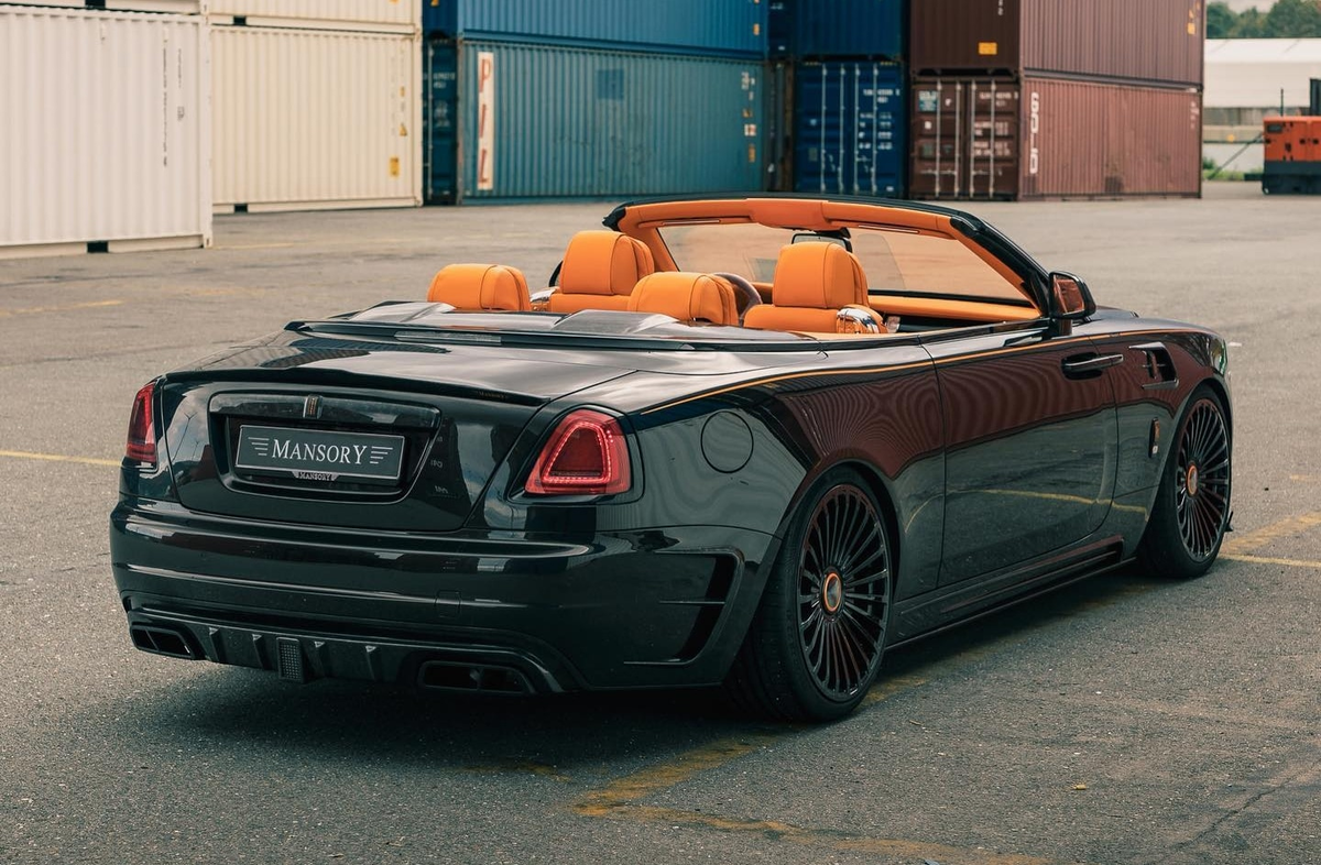 До 730 л.с. для Rolls-Royce Dawn от Mansory Особенно выделяется передняя часть, где мы видим более агрессивный бампер с коваными деталями из углеродного волокна. Сюда входят сплиттер из углеродного волокна, затемненная решетка радиатора и значок Spirit of Ecstasy, окрашенный в черный цвет. Вишенкой на торте является новый капот, также изготовленный из углеродного волокна, с весьма своеобразным рисунком.

Вид сбоку демонстрирует комплект 22-дюймовых колес. Их дополняют новые пороги, затемненные дверные ручки и черные значки. Чтобы еще больше снизить вес, Mansory добавила в уравнение несколько деталей из углеродного волокна, таких как рамка лобового стекла. Капюшон предлагается в различных цветах.