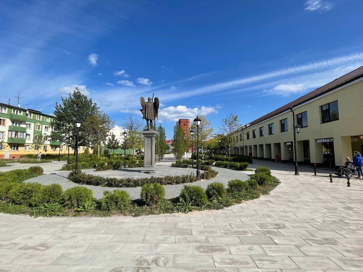 Архангел Михаил - покровитель русского народа. В Псково-Печерском монастыре один из храмов посвящен этому святому.