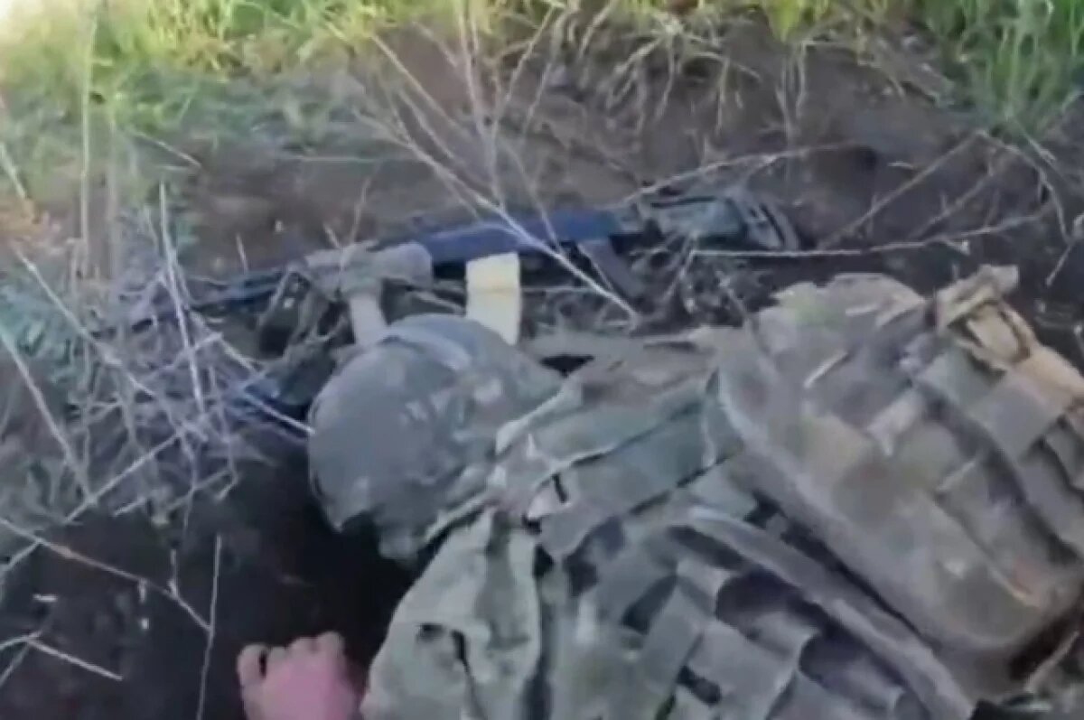    Российские военные сбросили с БПЛА раненому боевику ВСУ воду и медикаменты