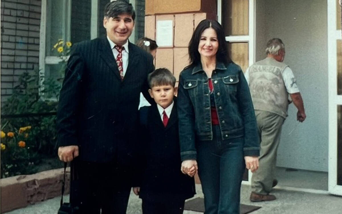 ​Под псевдонимом Искан скрывается Искандер Шакиров, сын известных эстрадных артистов Зульфии и Жавита Шакировых. Фото: из личного архива Искандера Шакирова