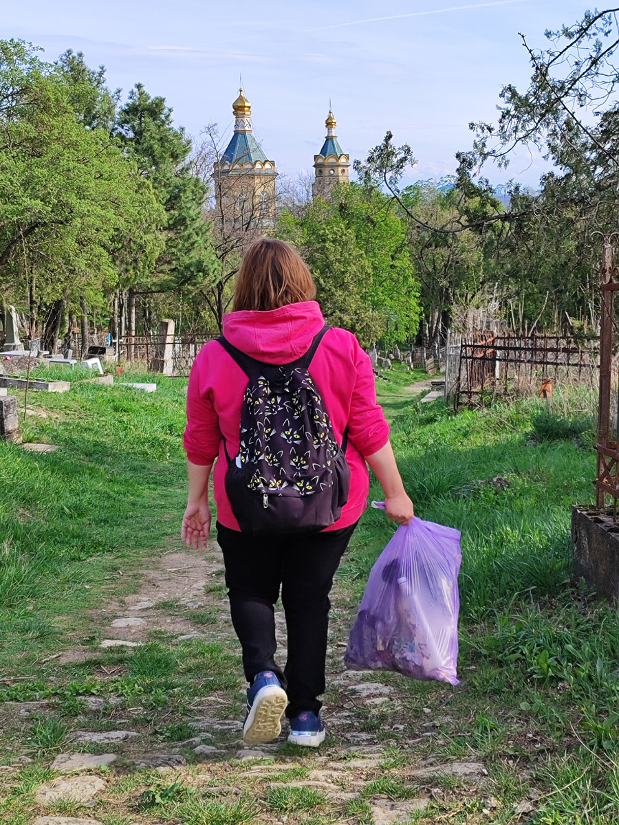 Некрополь: заплутала, не нашла, что искала - ну хоть мусор собрала (апрель 2024 года)