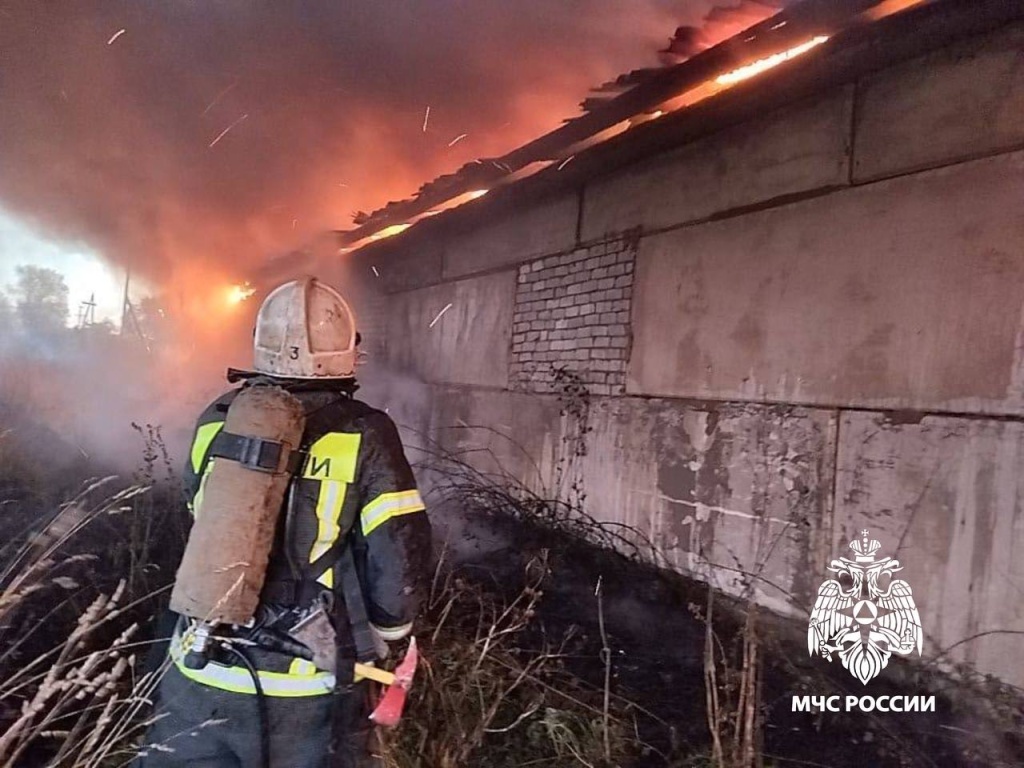 Под Тверью пожарные тушат зернохранилище