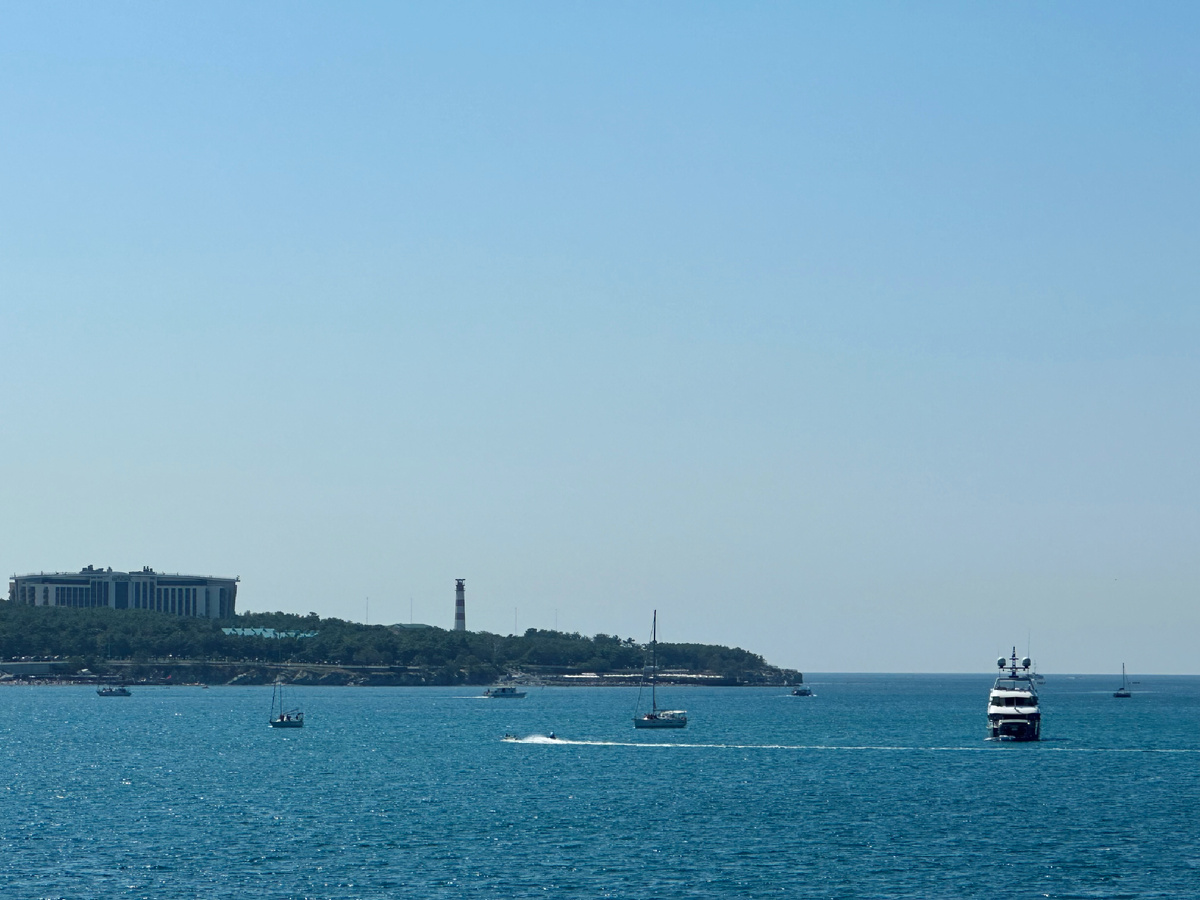 Вид из окна квартиры может быть и такой. Нужно только захотеть и чуть-чуть постараться.