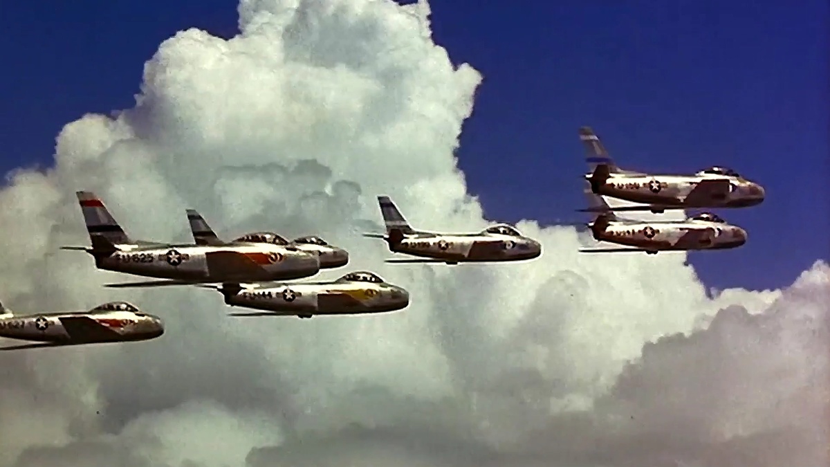 Американские истребители F-86 "Сейбр" над Аляской. Кадр из фильма