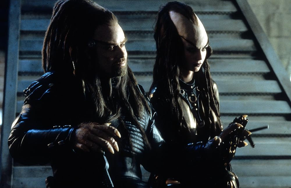 Кадр из фильма Battlefield Earth: A Saga of the Year 3000. Режиссер: Роджер Кристиан. Оператор: Джиллз Натгенс. Студии: Battlefield Productions LLC, Franchise Pictures, JTP Films, Morgan Creek Productions, Warner Bros. Pictures