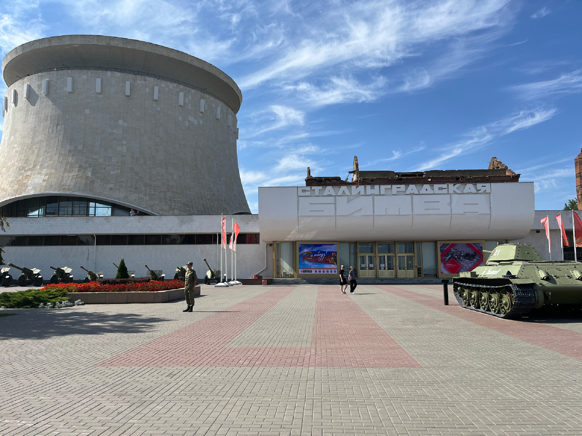 Площадь перед входом в музей.