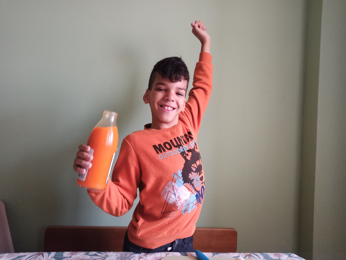 Мой внук Себастиан с бутылкой тыквенного сока.