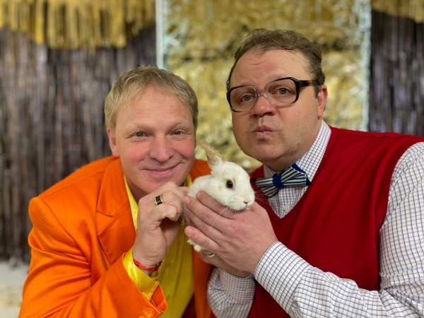    Именно в студенческие годы Сергей стал выступать в КВН и познакомился с будущим напарником Евгением Никишиным. Они стали дуэтом, который привлек внимание к коллективу "Уездный город". Команда неоднократно становилась обладателем "КиВиНа", призов музыкальных фестивалей КВН