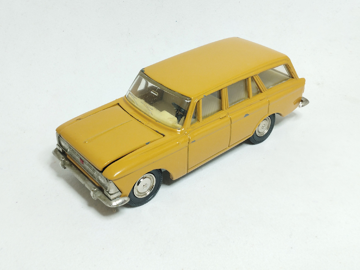 Рис. 1. Саратовская модель автомобиля Москвич-427 (А4) в масштабе 1:43 до восстановления