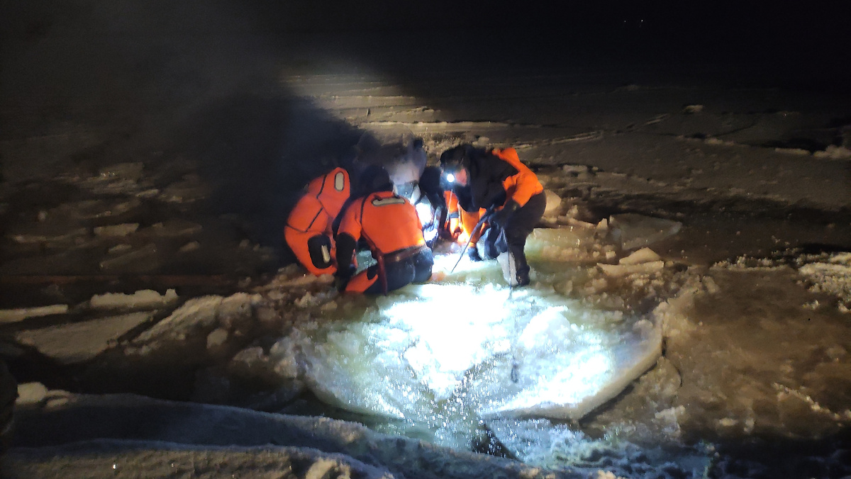 Снегоходы вытаскивали вместе с ребятами из МЧС.