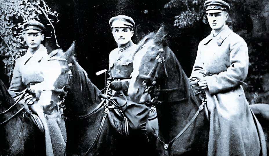 Начальник команды конной разведки Худяков (в центре), 1919 г.