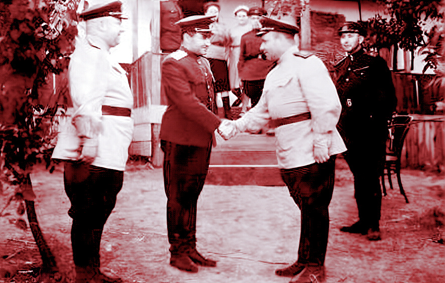 Командующий 5-й Воздушной Армии Горюнов С.К. поздравляет героя статьи с присвоением звания маршал авиации.