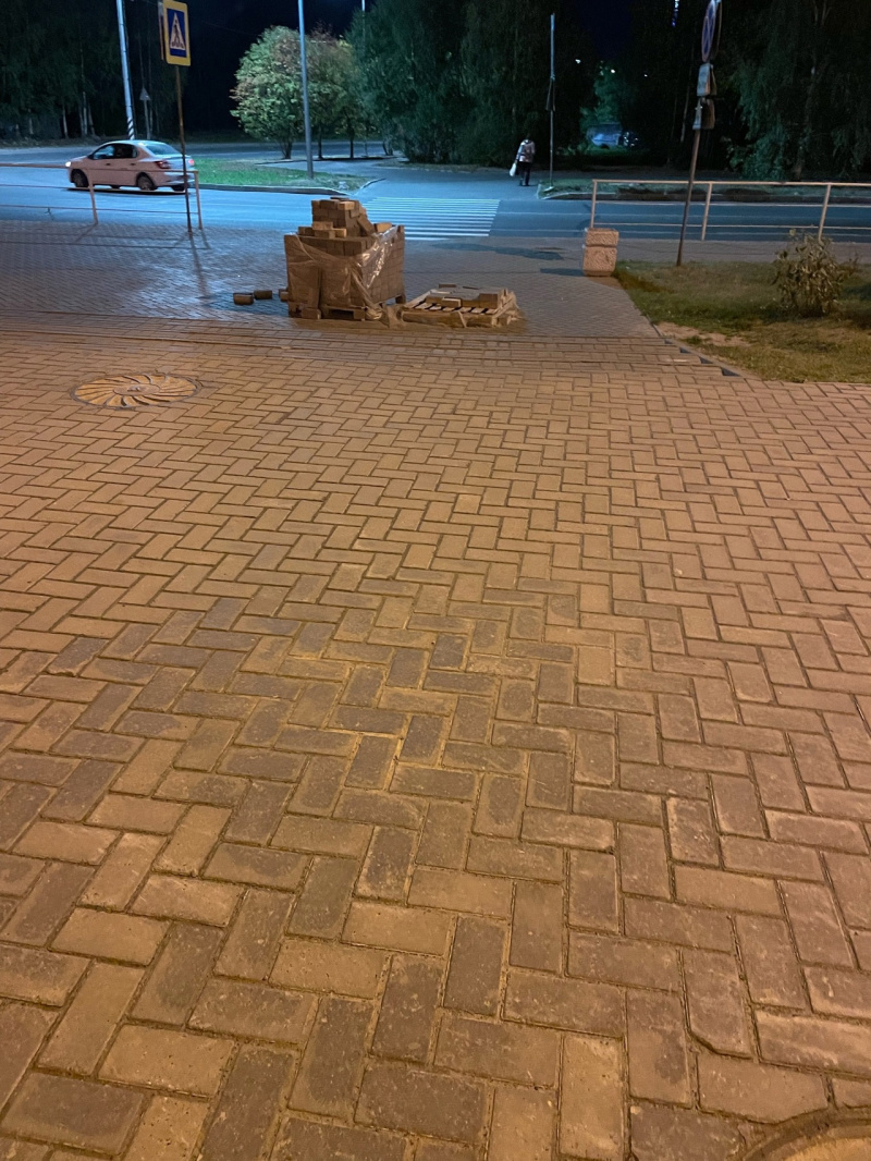    Рабочие расковыряли тротуар в новом микрорайоне Петрозаводска и ушлиПодслушано в ПТЗ | Петрозаводск