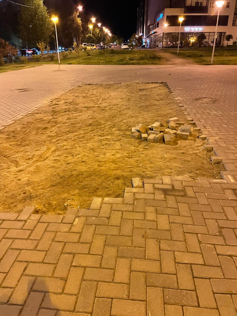    Рабочие расковыряли тротуар в новом микрорайоне Петрозаводска и ушлиПодслушано в ПТЗ | Петрозаводск