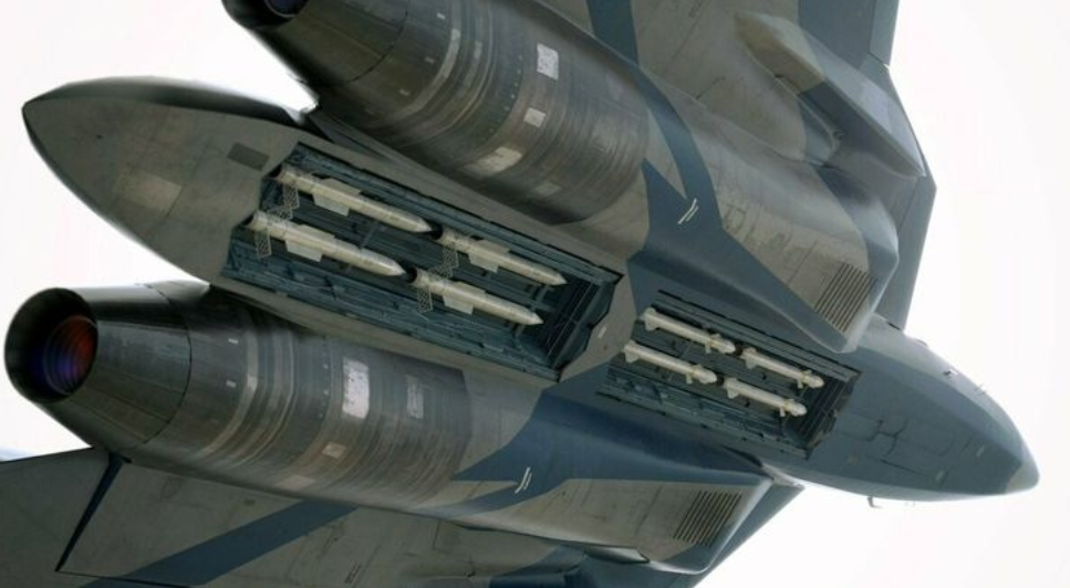 Помимо мощных радаров у Су-57 вместительный внутренний отсек для оружия. Он вмещает до 8 ракет Р-77 или до 4 Р-37М или крылатых ракет класса "воздух-поверхность". Фото МО РФ.