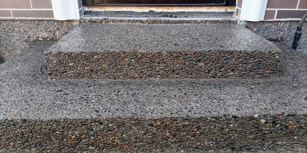 Чем отделать бетонное крыльцо? Ничем, просто заливайте его по технологии «мытый бетон»