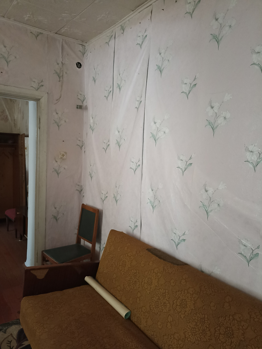 Видно, что обои еле держатся