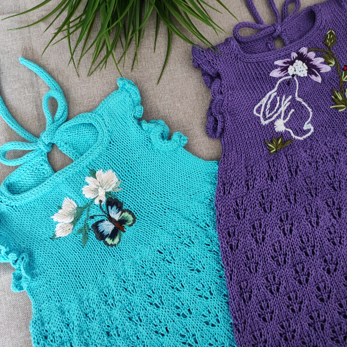 Обе работы выполнены на основе водорастворимого флизелина, но только вышивка с бабочкой выполнена на основе просто водорастворимого флизелина, который я предварительно приметала к изделию, а с зайкой уже на основе клеевого. По фото нет разницы, он одинаково хорошо был удалён,  а в удобстве непременно клеевой был удобным ✅