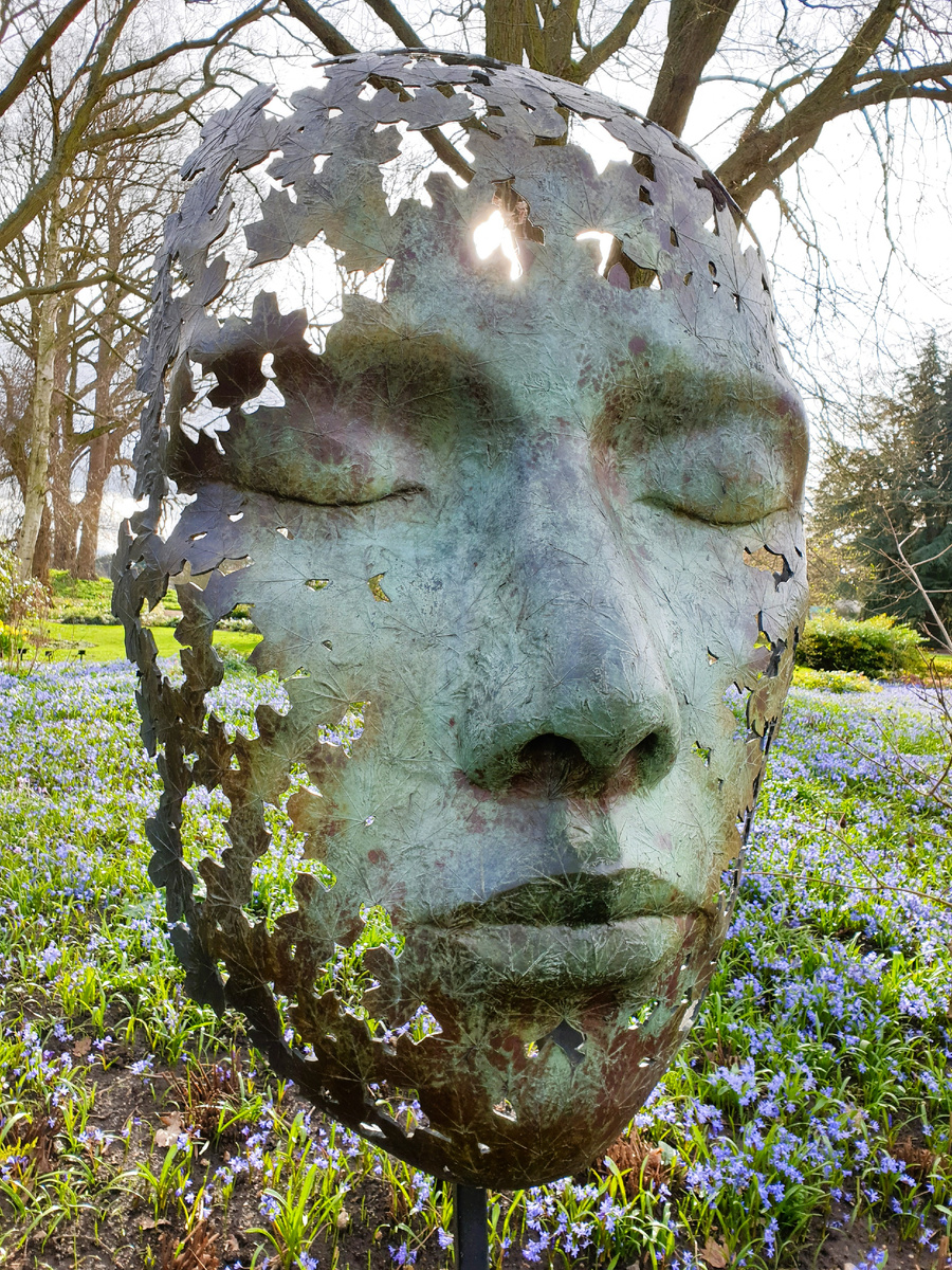 Leaf Spirit, скульптор Simon Gudgeon. Фото сделано мной в Ботаническом саду Kew (Лондон). Вдохновением для этой спокойной и изящной скульптуры послужили мир и спокойствие, которые мы ощущаем в окружении деревьев и природного ландшафта, который, в свою очередь, заряжает наше тело и наш разум.
 