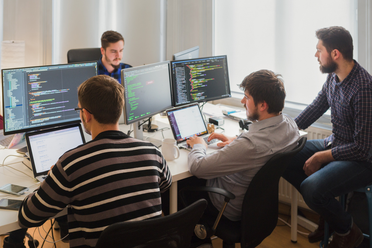 Аналитики компании Arthur Consulting прогнозируют нехватку 1,5 млн сотрудников в логистической отрасли через 6 лет. Уже сейчас на рынке не хватает 20% персонала.-3