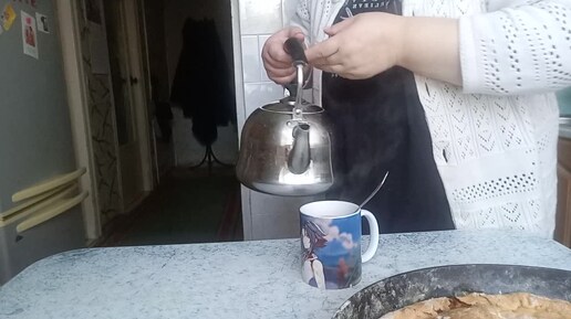 Всё прекрасно в этом завтраке ☕ и жареный миндаль 🌰 и вчерашний пирог 🥧/Вкусновато 😋 но маловато 😏