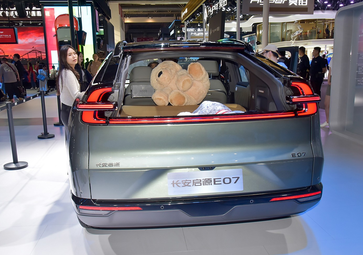 Частичная трансформация кузова с открытой крышкой багажного отделения Changan Qiyuan E07 