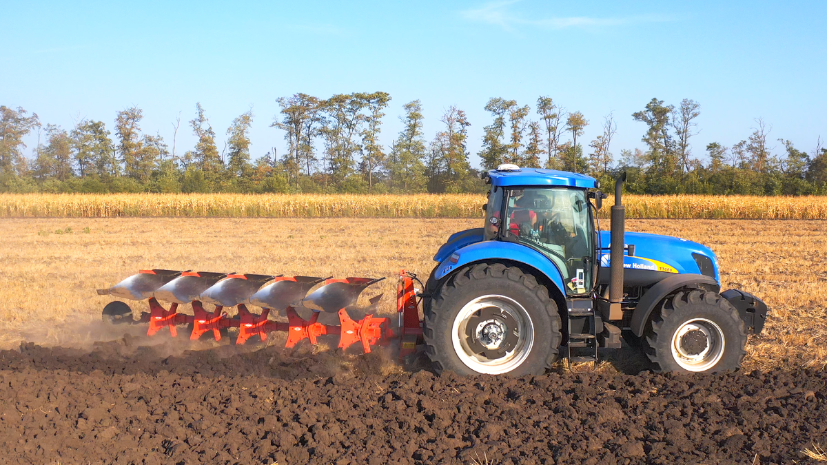 Плуг Multi-Master с трактором New holland