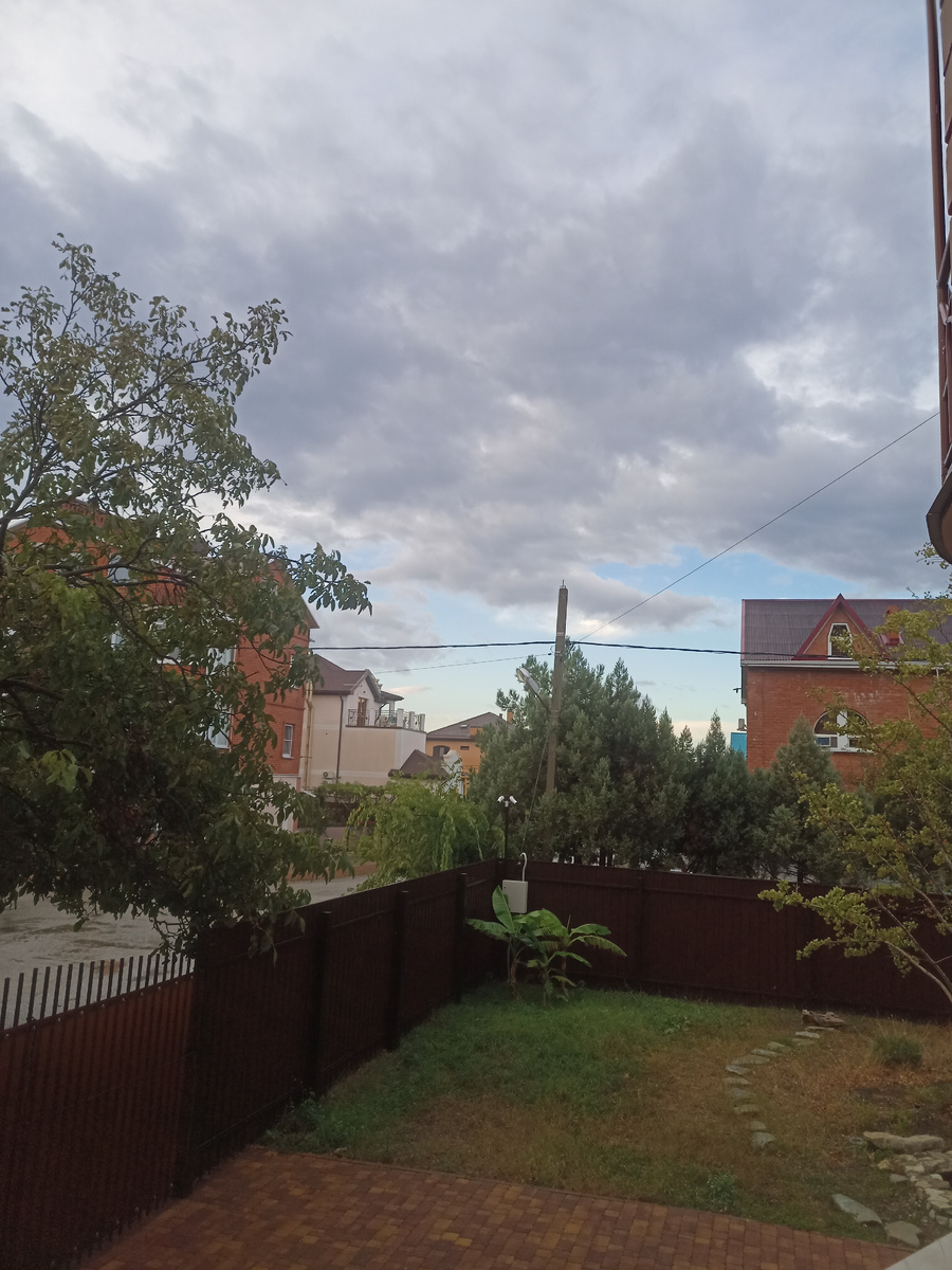 Вид с балкона. Утро 17 сентября 2024. Геленджик 