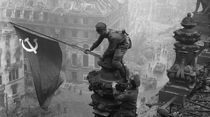 Красный флаг над Рейхстагом подняли именно советские солдаты