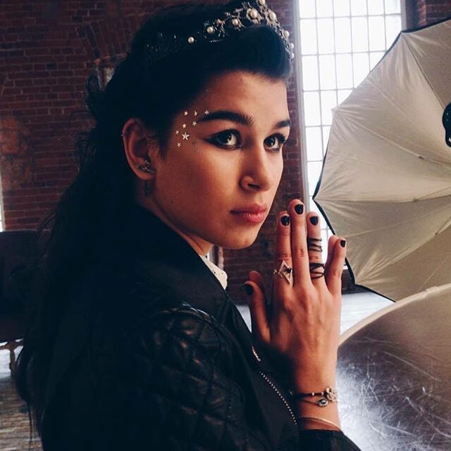 В Нью-Йорке она изучала дизайн интерьеров, одежды, рекламу и фотоискусство. 