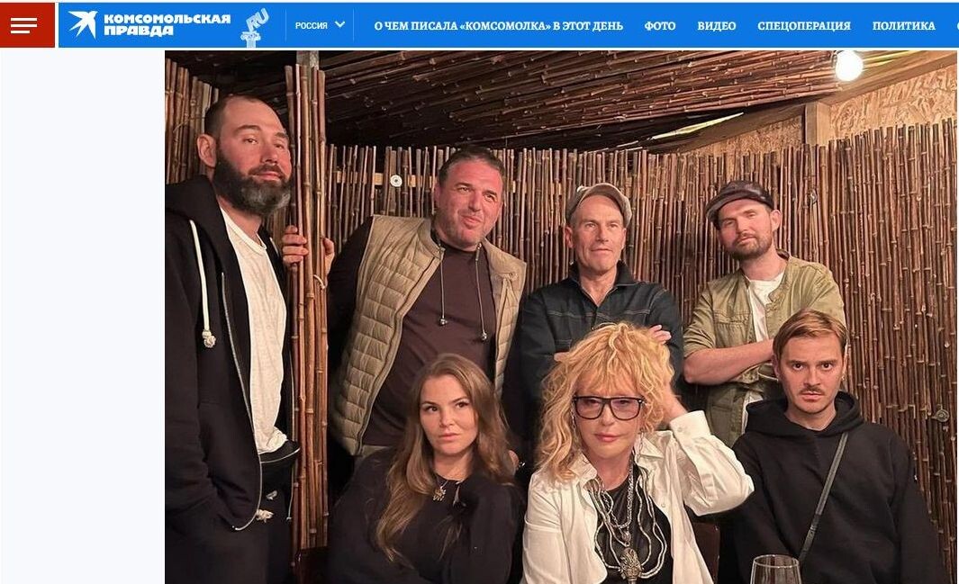    Максим Виторган (второй слева во втором ряду) вместе с Пугачёвой в Израиле осенью 2022 года - в окружении Семёна Слепакова*, Михаила Шаца*, NoizeMC (Ивана Алексеева)*, Ильи Прусикина*. Скриншот: интернет-сайт KP.RU