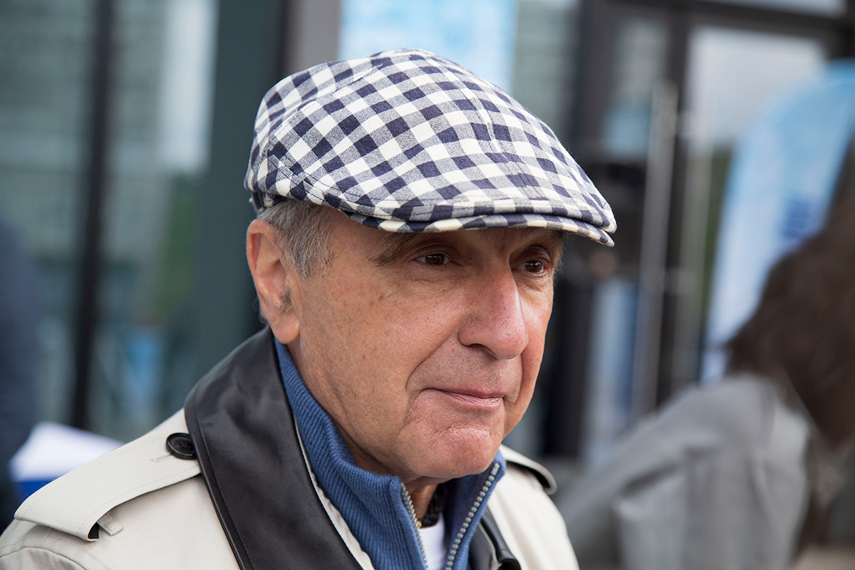 Вадим Тараканов / ТАСС📷Александр Добровинский перед началом высадки черешневых насаждений в парке «Динамо» в рамках фестиваля «Черешневый лес». 27 мая 2023 года