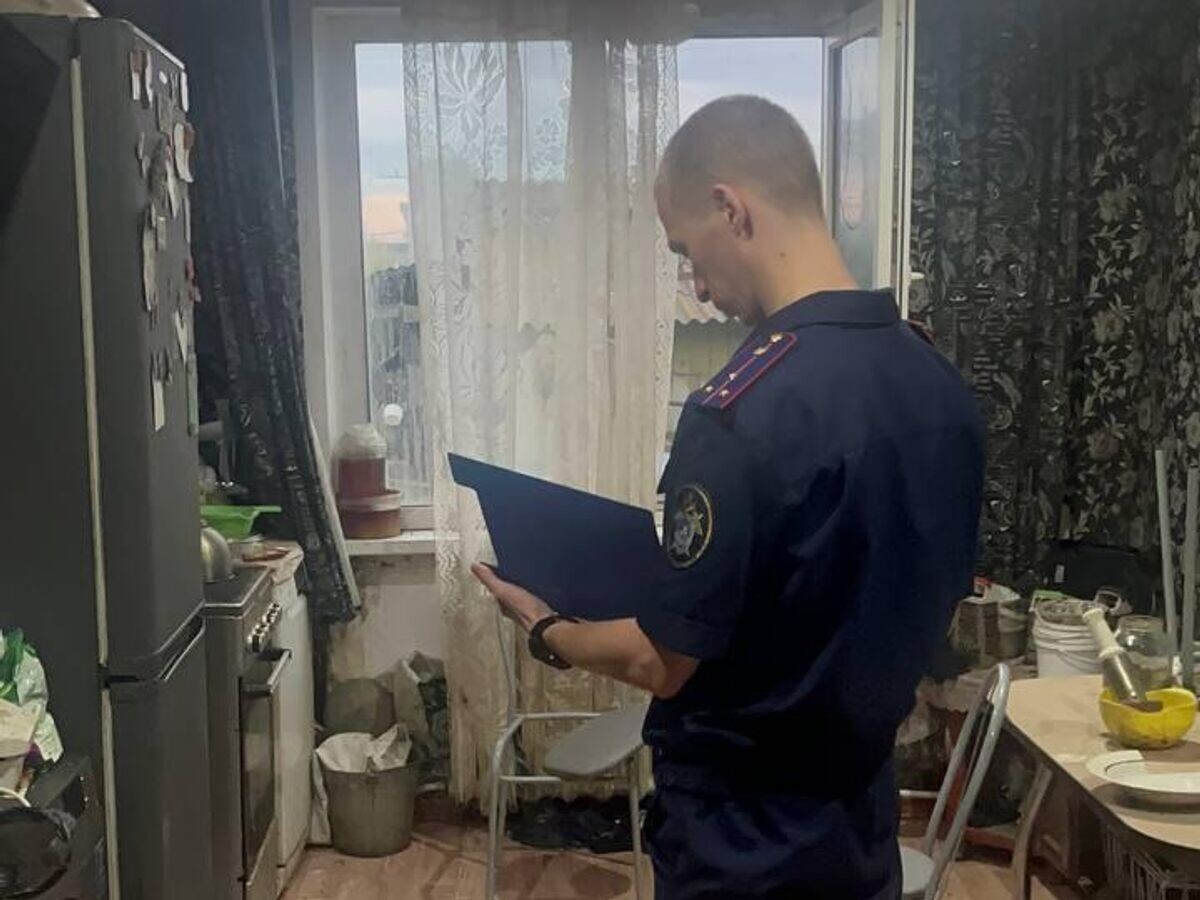    Сотрудник СК РФ на месте происшествия, в результате которого дети умерли от пищевого отравления в Назаровском районе Красноярского края© Фото : ГСУ СК России по Красноярскому краю и Республике Хакасия/Telegram