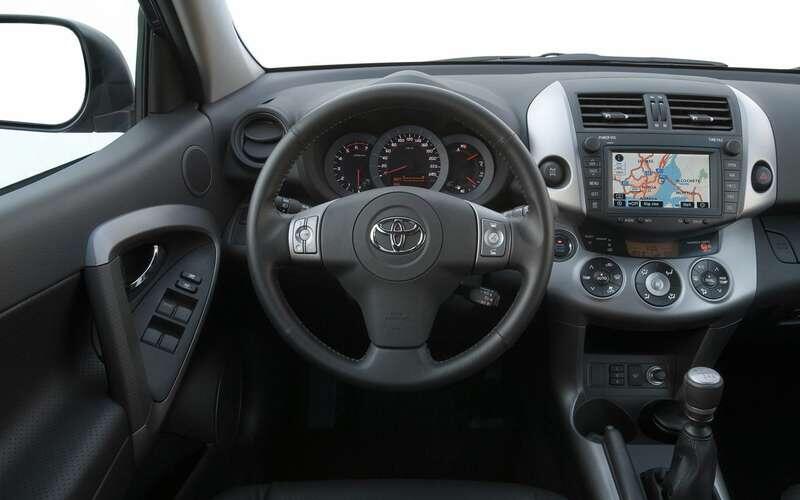    Салон Toyota RAV4 по сегодняшним меркам простоват, но весьма функционален.