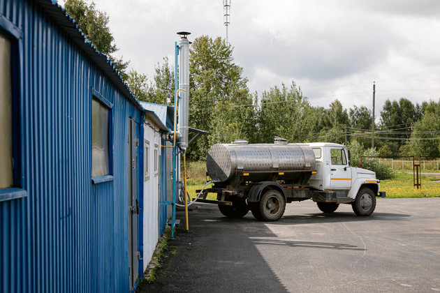 На территории молочного завода. Фото Владимира Чучадеева.