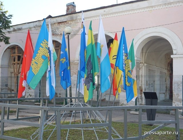 На фото: флаги муниципалитетов, входящих в Союз Русских ганзейских городов
