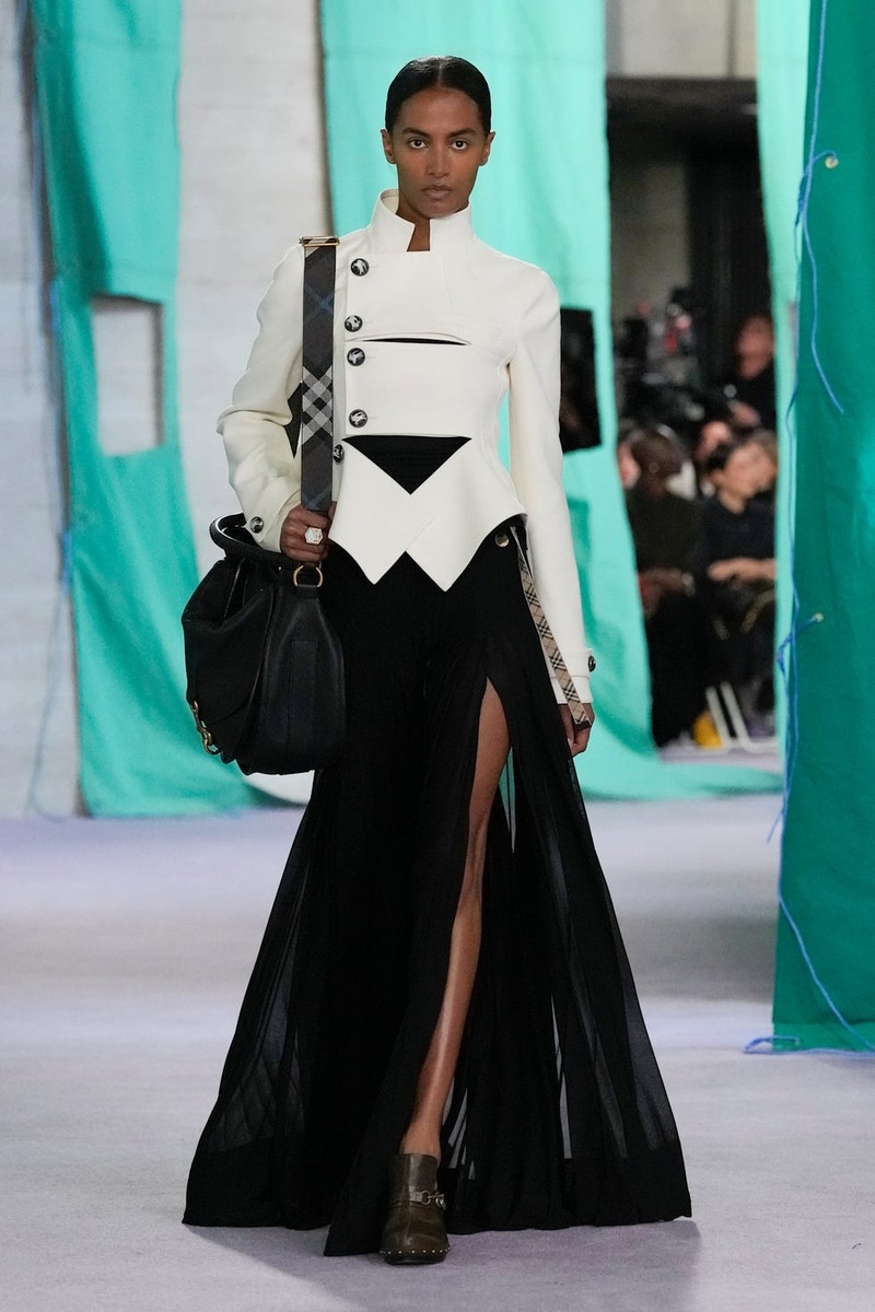 Burberry весна-лето 2025