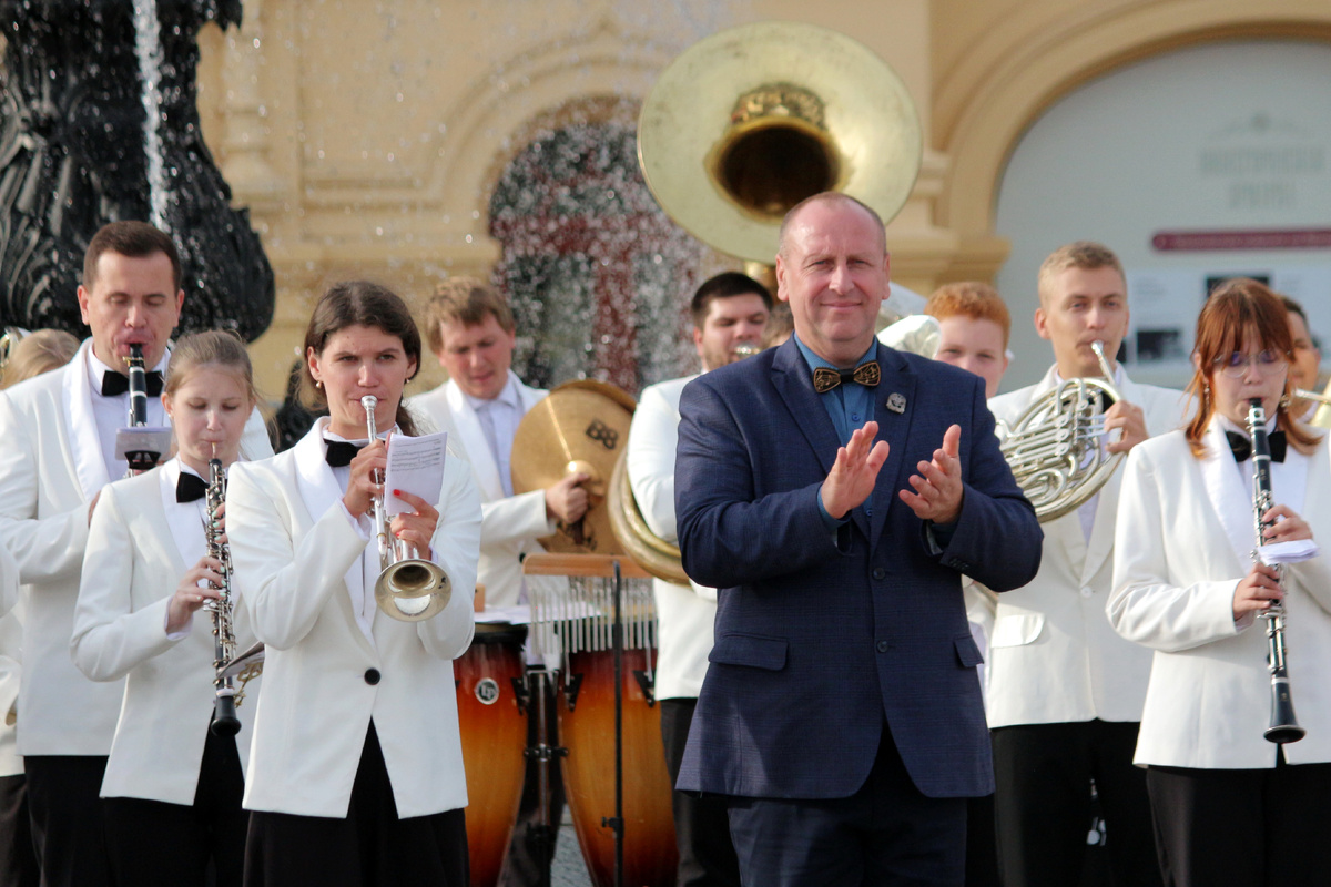 Выходные выдались солнечными, и сидеть дома было невозможно, тем более, что на Нижегородской ярмарке проходил гала-концерт лучших духовых оркестров региона. Таковых оказалось ровно 13, при том, что в регионе 52 районов, не считая самого Нижнего Новгорода. Молодые дарования выступили как самостоятельно, так и в составе сводного оркестра. Было и жюри, которое как-то смогло определить лучших, хотя изначально было понятно: лучшие тут все до единого. Обещали, что в следующем году фестиваль расширит свои границы. А пока давайте вместе посмотрим, как прошел концерт.