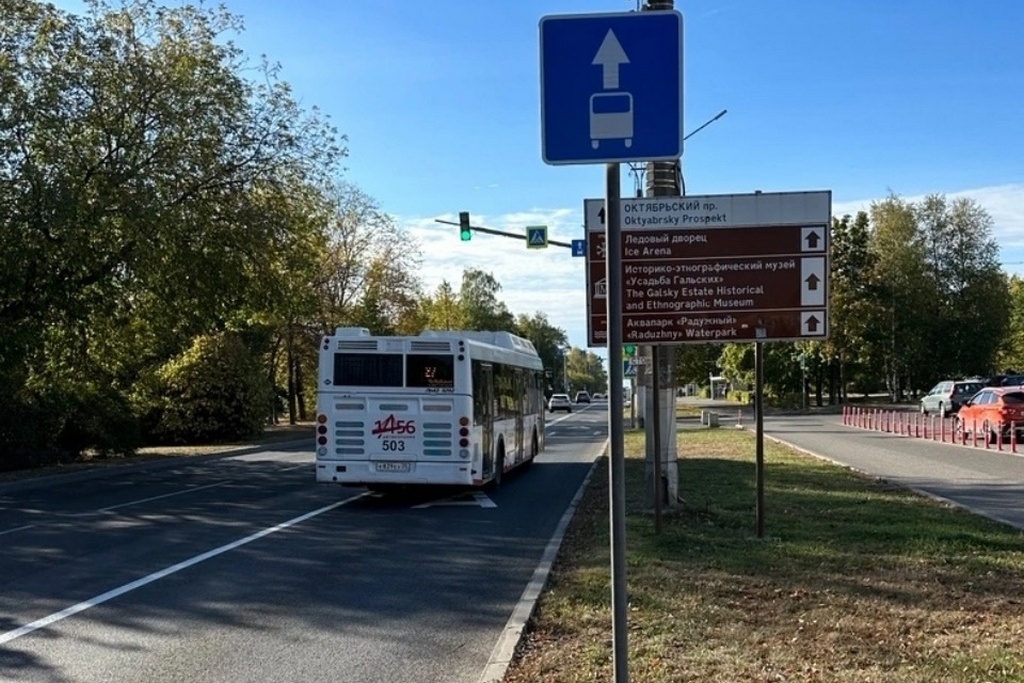    Такие же полосы появились на улице Сталеваров. Причина - дополнительные ограничения движения на Октябрьском мосту