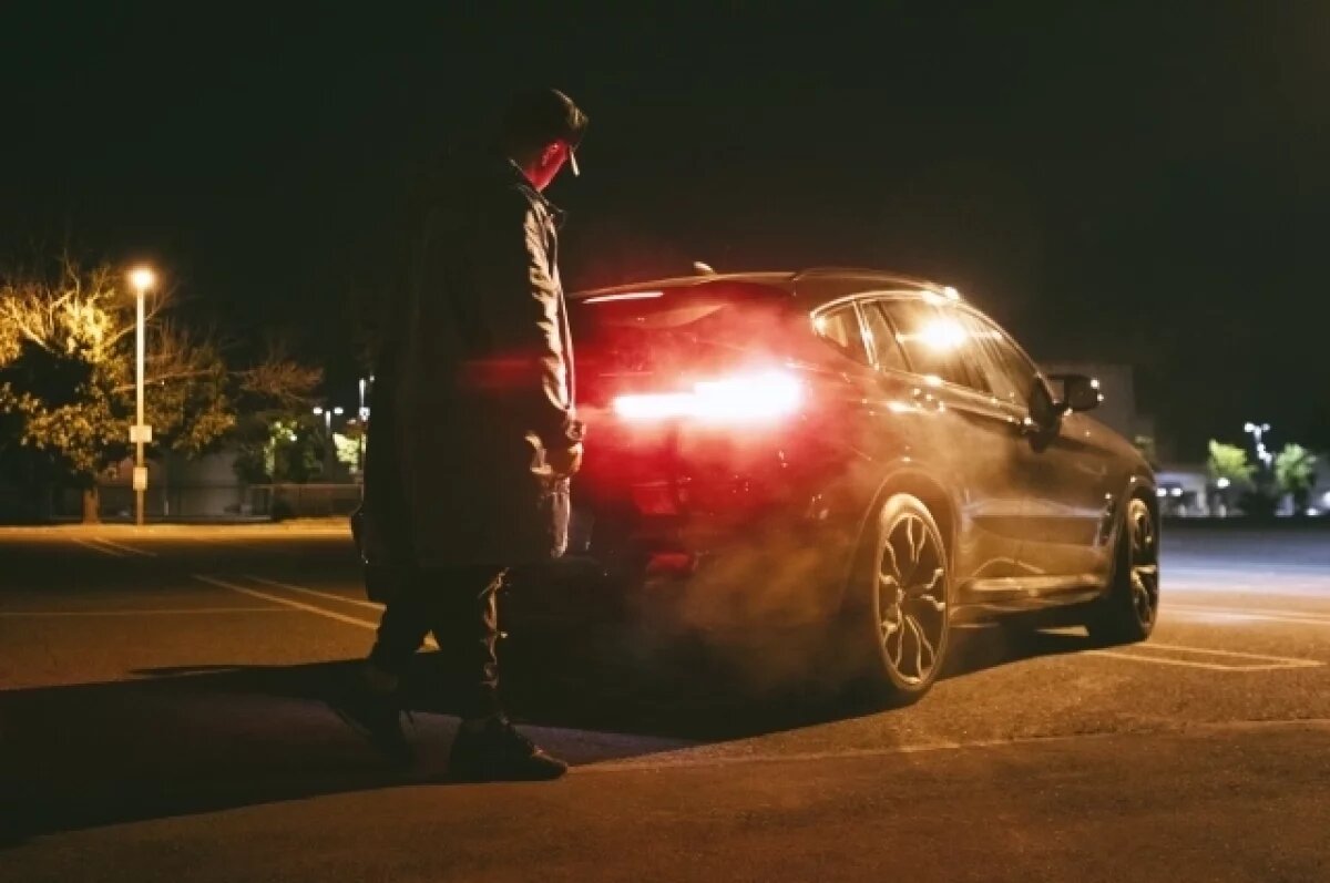    В Астрахани семь мужчин похитили и пытали человека