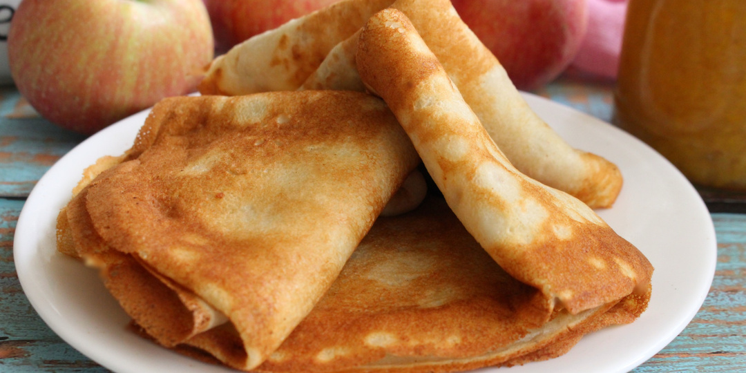 Тонкие блины с яблоками и корицей