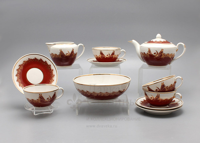 Предметы из агитационного чайного сервиза «Серп и молот», Полонский фарфоровый завод, 1950-е. Фото с нашего сайта dvaveka.ru